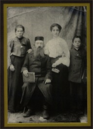 Benjamin STAROBINSKY with his grandson Selig STARR (age 8), Selig's sister Rifka, and Aunt Sarah